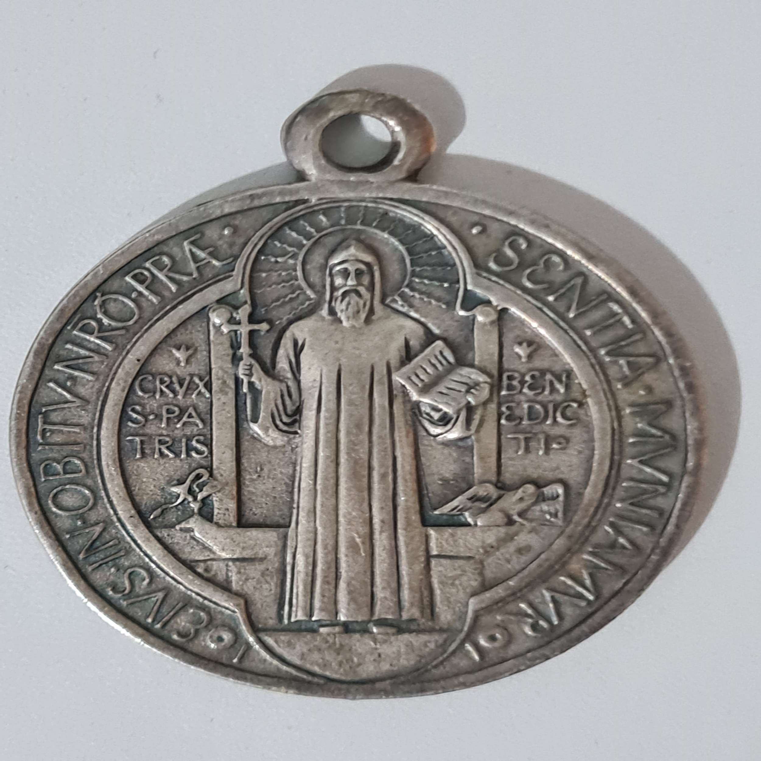 büyük-boy-ikonik-madalyon-1 büyük-boy-ikonik-madalyon-1