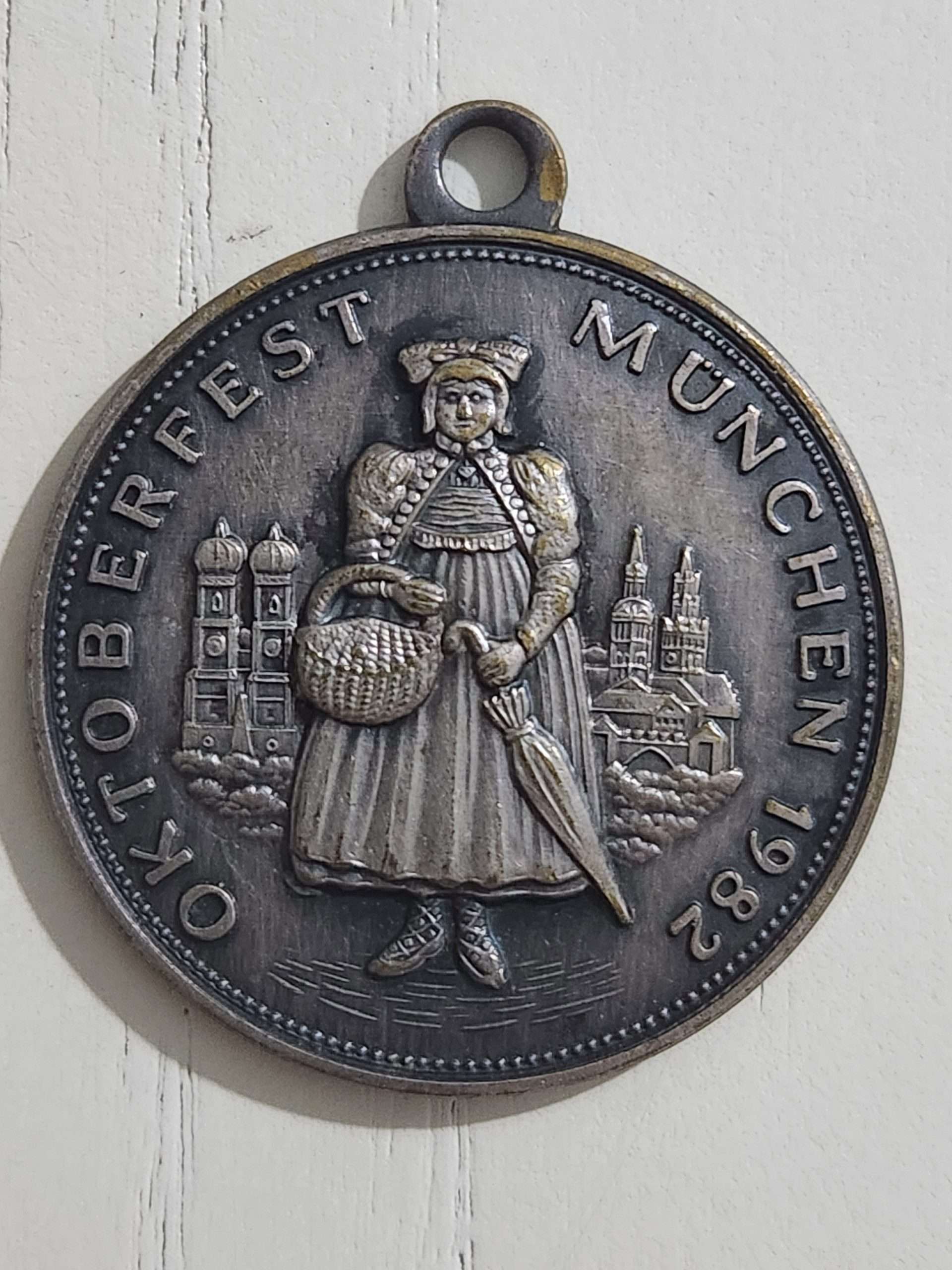 2024/12/1000055208-scaled.jpg 1982 Alman Oktoberfest 3.5cm Çap - Görsel 1