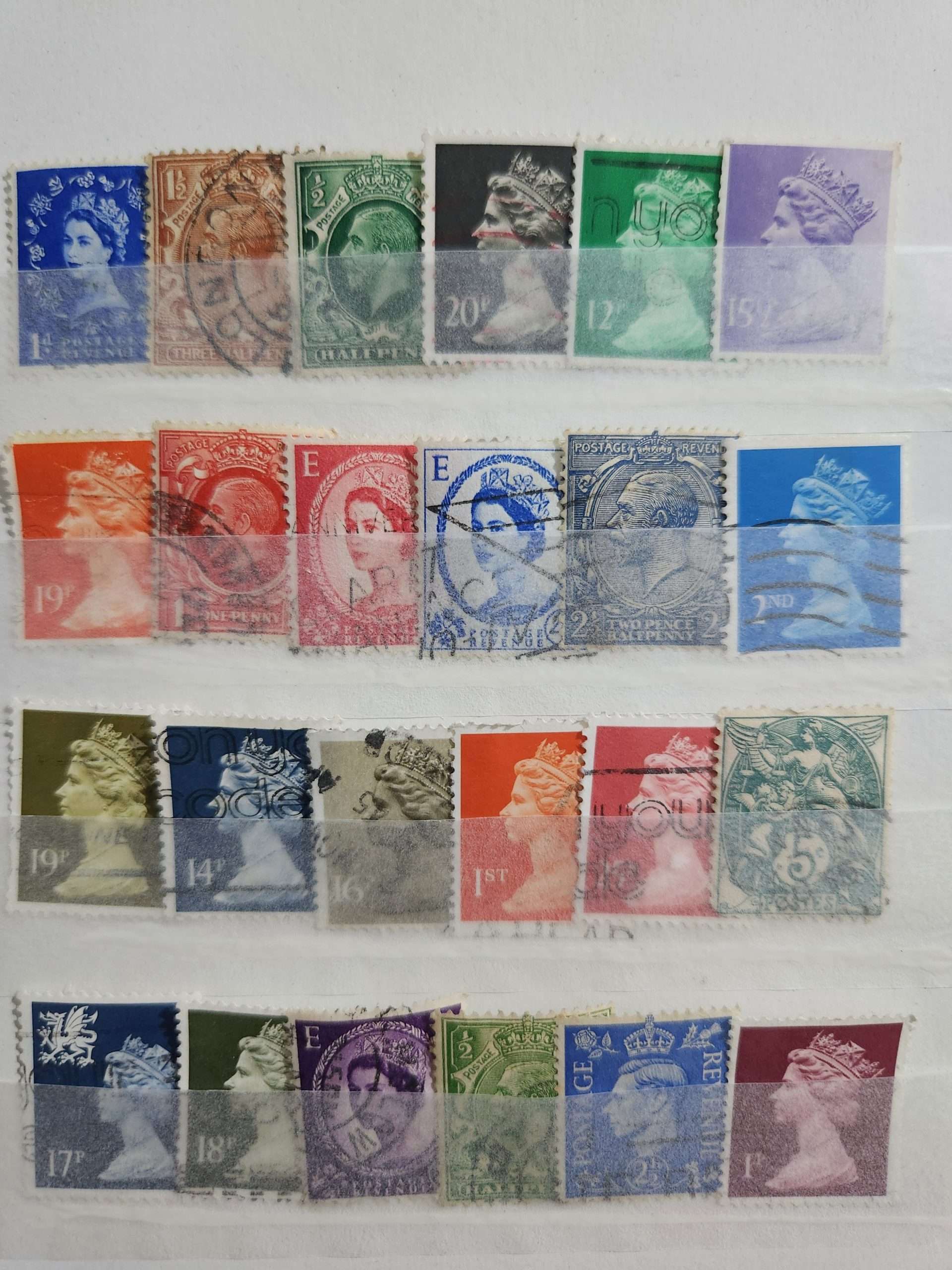 2025/01/1000061799-scaled.jpg Kartelasında İngiliz Eski Kraliçe Pulları - Görsel 1